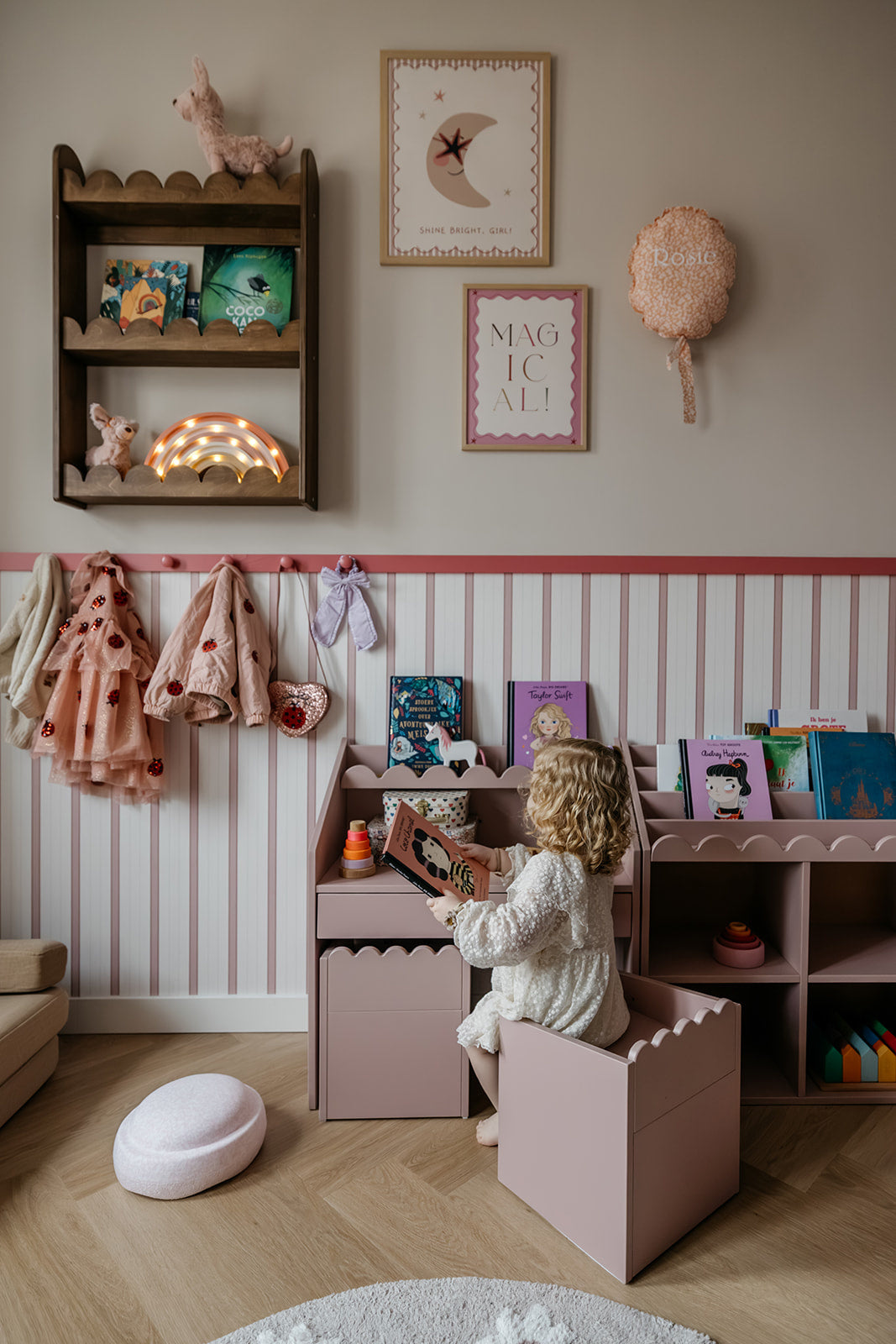 Roze Bubble Montessori Bureau 1 lade met 2 stoeltjes